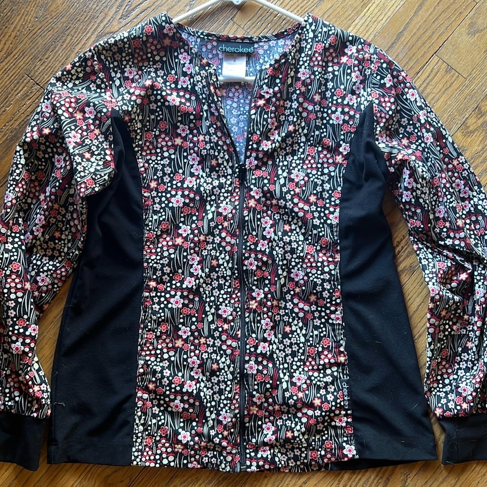Cherokee black/red zip floral long sleeve scrub jacket S